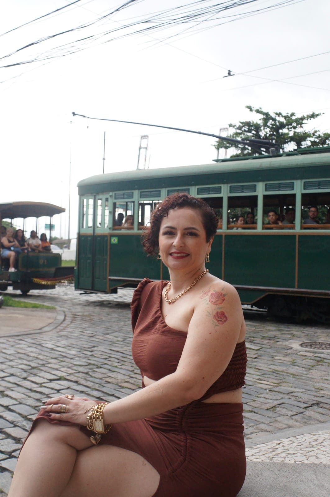 Carolina Marques Mendes junto ao bonde histórico de Santos