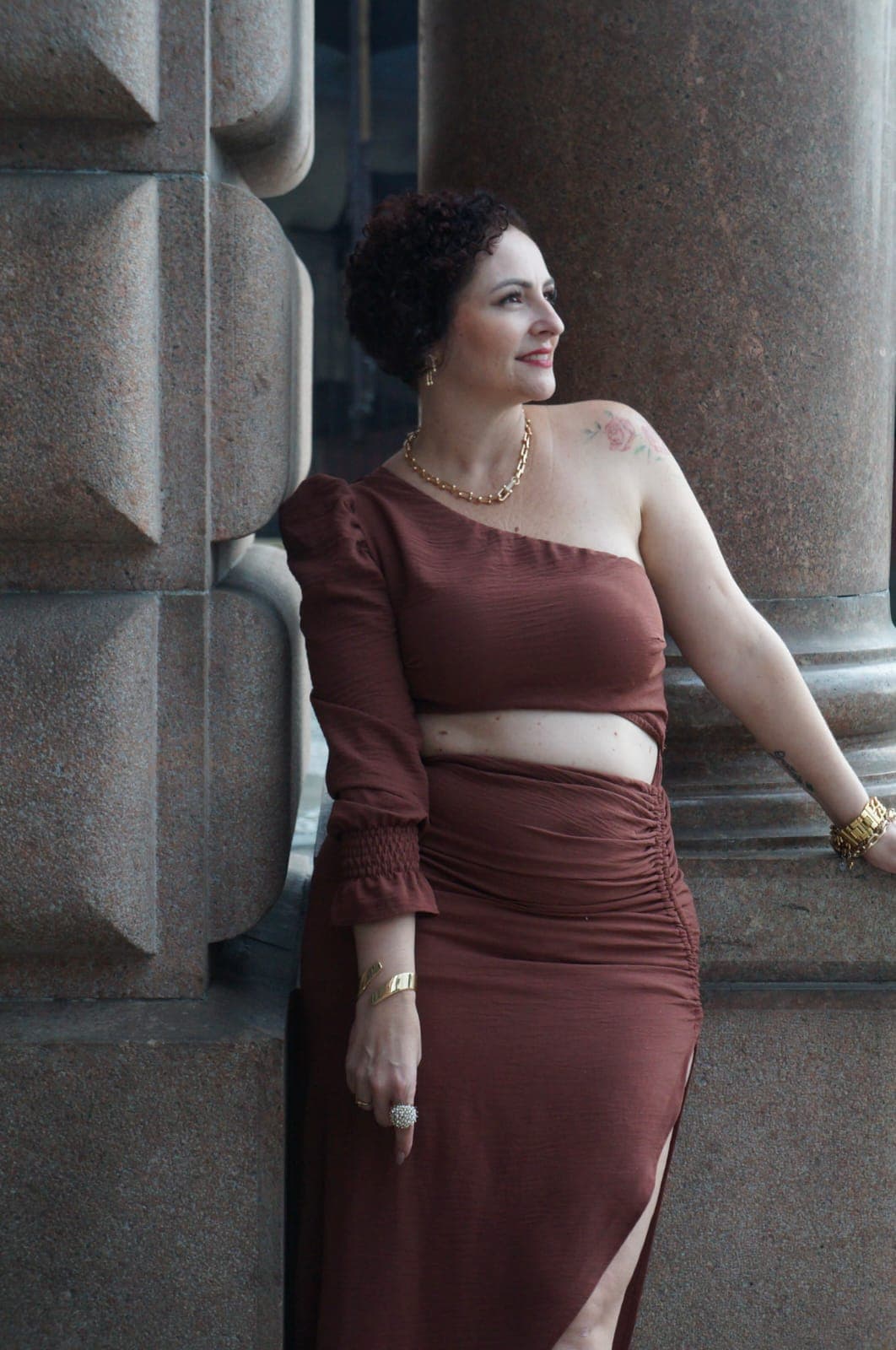Carolina Marques Mendes em ambiente de arquitetura histórica